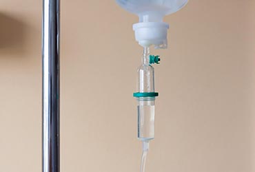 Goteo intravenoso en el hospital para un niño lesionado